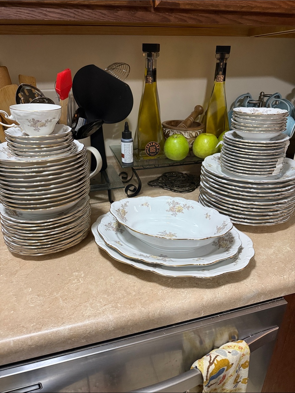 White and Gold Floral Porcelain Dinnerware Set - Timeless Dining Elegance